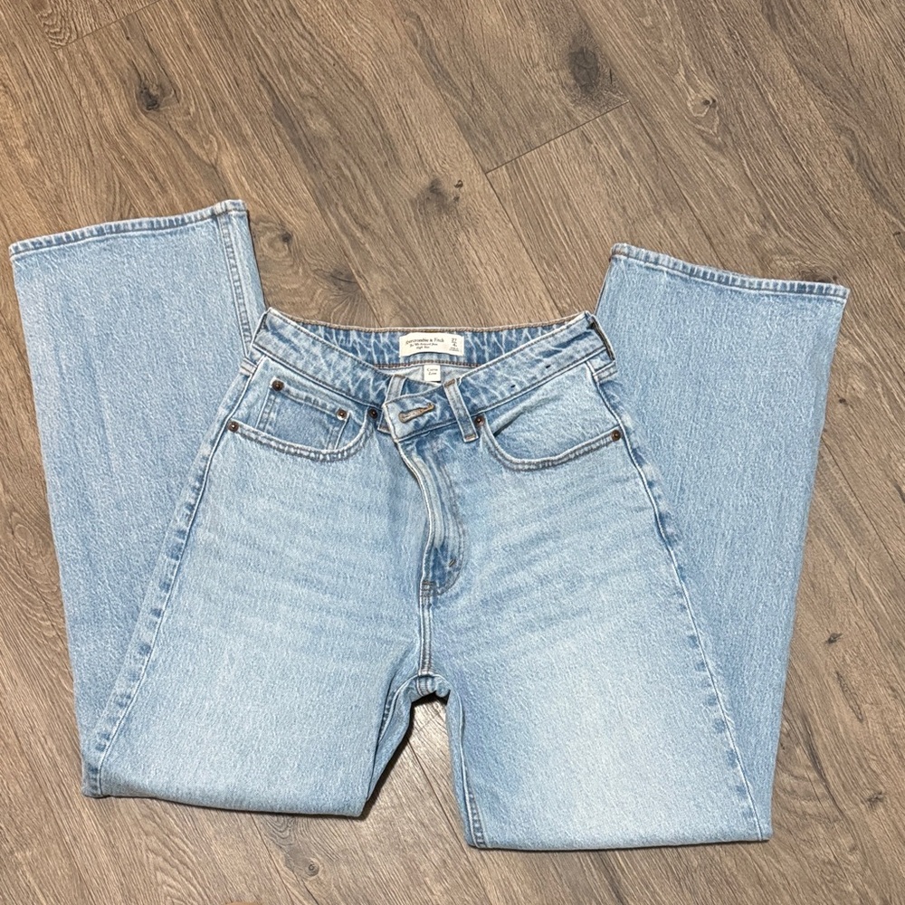 Abercrombie High Rise 90’s Relaxed Jean (curve love)